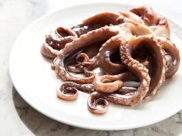 Tradizione Vs salute: mangiare polpo crudo è davvero pericoloso? Polpo crudo piatto