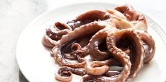 Tradizione Vs salute: mangiare polpo crudo è davvero pericoloso? Polpo crudo piatto