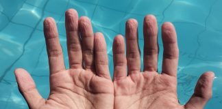 Perché le dita diventano rugose nell’acqua? Il motivo non è quello che pensate Dita rugose piscina