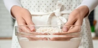 No, non si butta: ecco cosa fare con l’acqua di San Lorenzo Donna ciotola acqua riso crudo