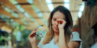 Occhi secchi: rimedi naturali e consigli della nonna Donna fastidio occhi