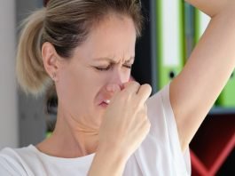 Cattivo odore corporeo? La colpa non è solo del sudore: ecco i cibi da evitare Donna schifata puzza