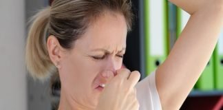 Cattivo odore corporeo? La colpa non è solo del sudore: ecco i cibi da evitare Donna schifata puzza