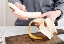 Forse state commettendo un errore: ecco perché non togliere i fili dalla banana Mani sbucciano banana
