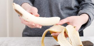 Forse state commettendo un errore: ecco perché non togliere i fili dalla banana Mani sbucciano banana