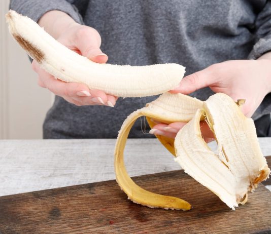 Forse state commettendo un errore: ecco perché non togliere i fili dalla banana Mani sbucciano banana