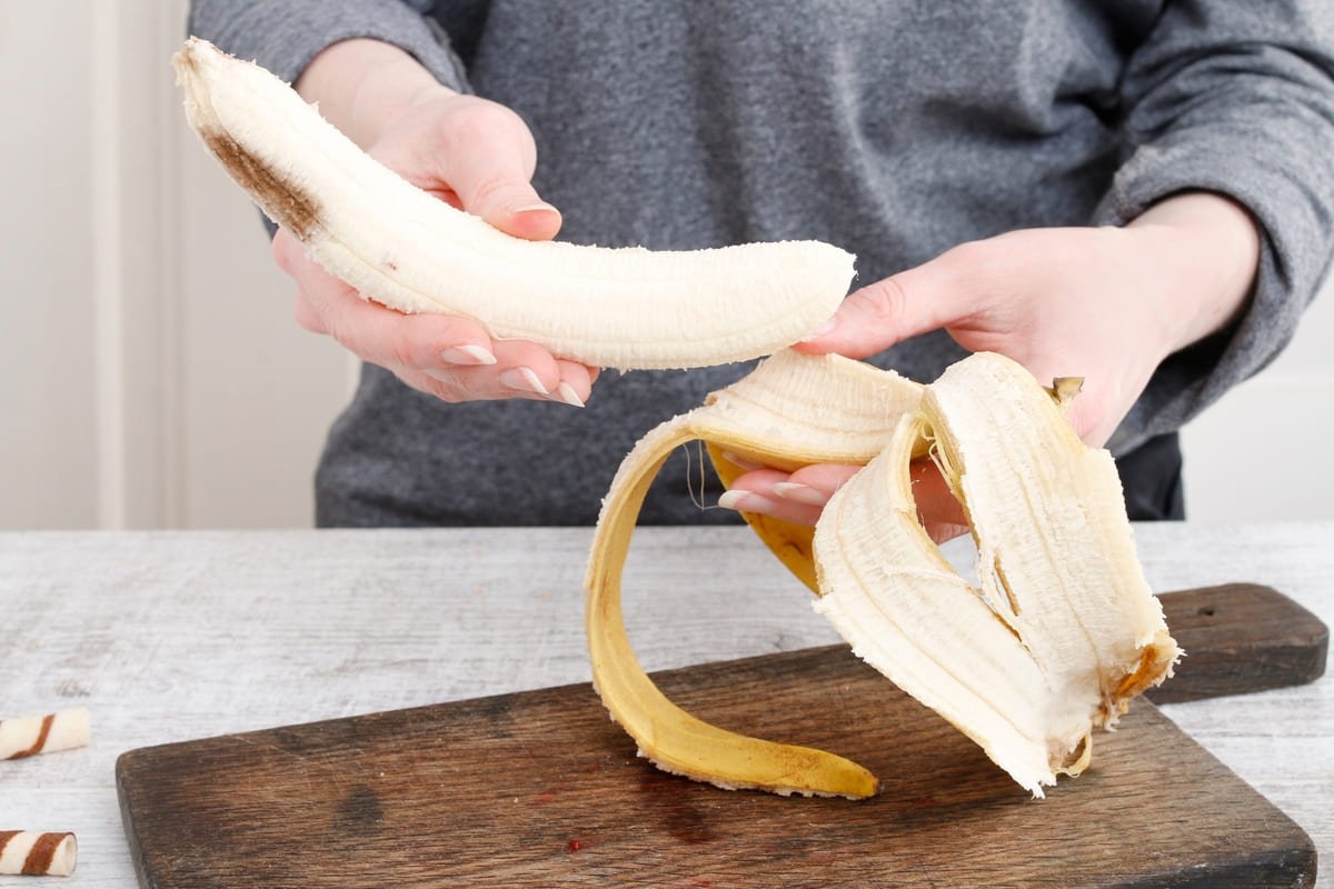 Mani sbucciano banana Mani sbucciano banana