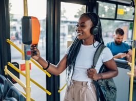 Bonus trasporti fino a 400 euro: requisiti, punteggi e domanda Ragazza autobus abbonamento
