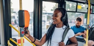 Bonus trasporti fino a 400 euro: requisiti, punteggi e domanda Ragazza autobus abbonamento