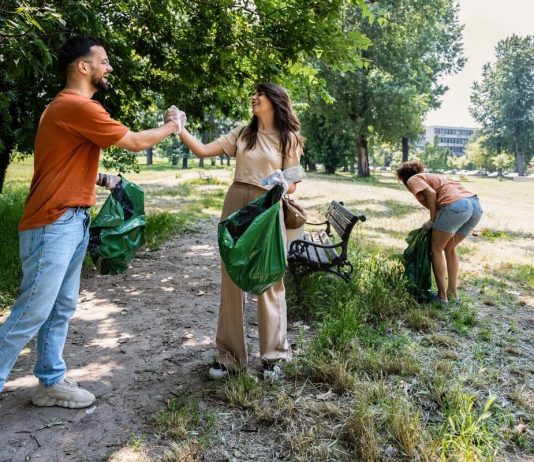 Tasse in cambio di servizi: in queste città si pagano con il baratto Ragazzi puliscono parco