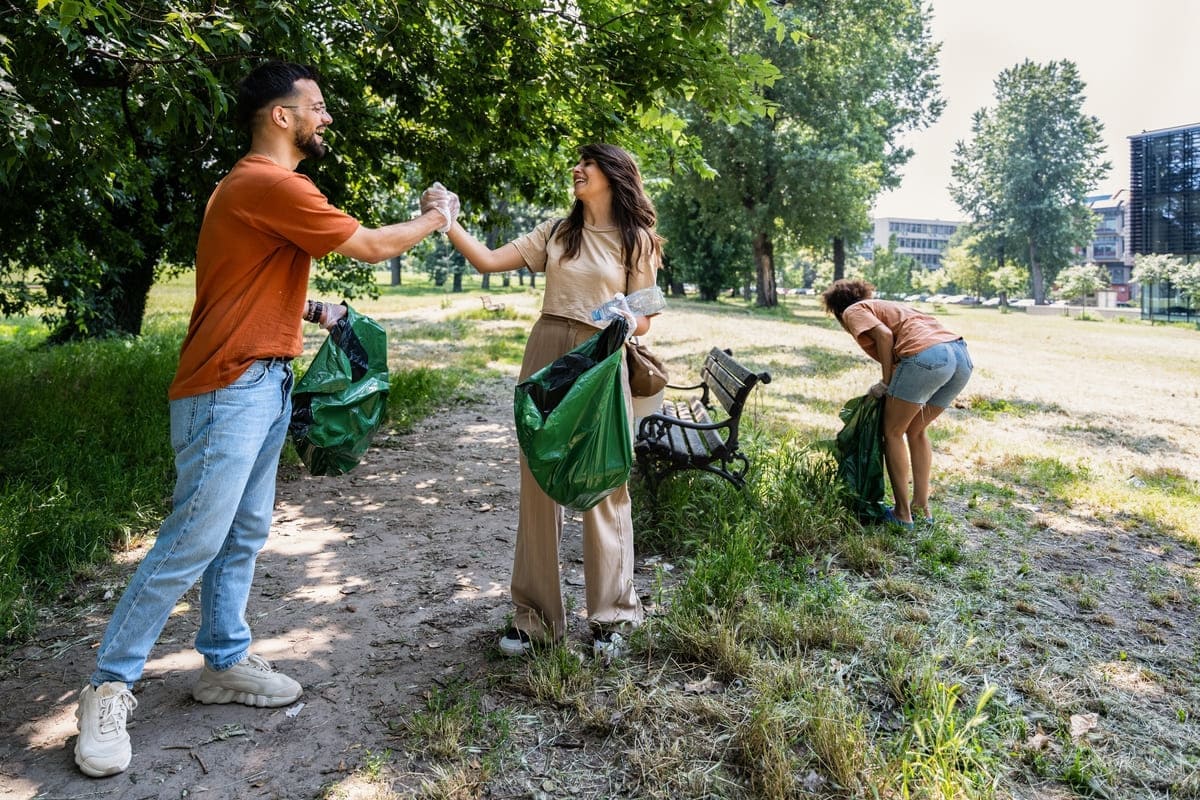 Ragazzi puliscono parco Ragazzi puliscono parco
