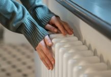 Quando si accendono i termosifoni nel 2026: le date regione per regione Mani donna termosifone