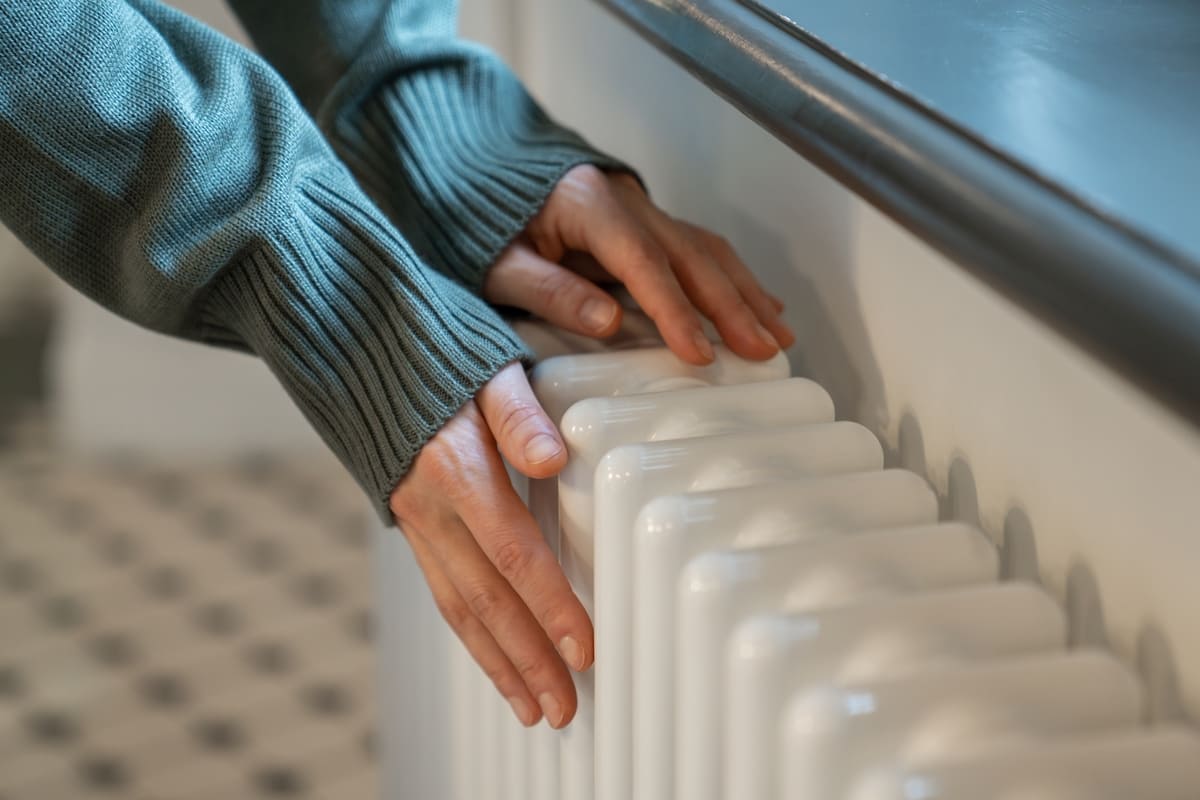 Mani donna termosifone Mani donna termosifone