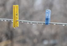 Come asciugare il bucato quando piove: 5 trucchi efficaci Mollette bucato pioggia