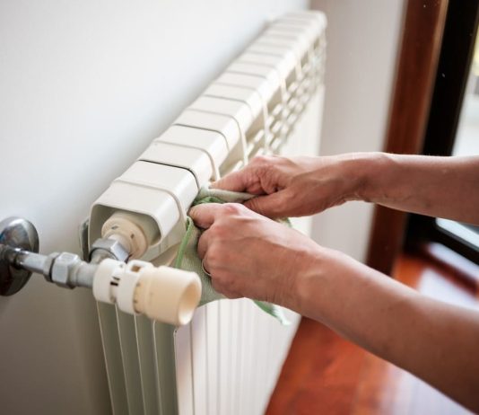 Come pulire i termosifoni: 3 trucchi facili e veloci